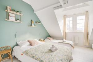 リールにあるNOCNOC - Le Magnifiqueの青と白の壁の客室で、ベッド2台が備わります。