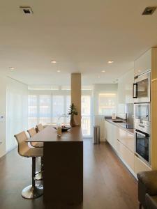 A kitchen or kitchenette at Apartamento de Lujo Benicasim - Primera Línea