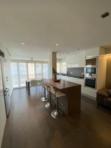 A kitchen or kitchenette at Apartamento de Lujo Benicasim - Primera Línea