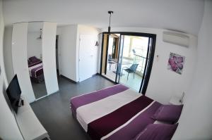 ein Schlafzimmer mit einem Bett und einer Glasschiebetür in der Unterkunft Appartement spacieux à Canet-en-Roussillon 122m² avec vue sur la mer in Canet-en-Roussillon