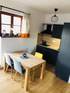 卡什佩爾斯凱霍里的住宿－Apartmán Kašperky，一间厨房,内设一张木桌和椅子