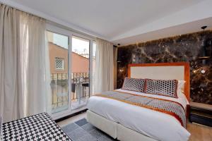 Postel nebo postele na pokoji v ubytování HELMIRAGE PIAZZA DI SPAGNA SUITE