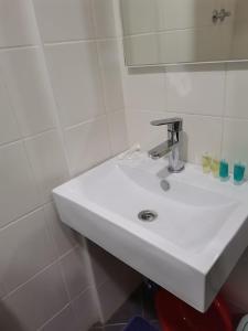 un lavandino bianco in un bagno con specchio di Apartmani Nedeljkovic Brzece Kopaonik a Brzeće