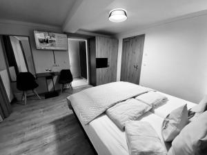 una camera da letto con un letto, un tavolo e delle sedie di Gasthof Rieder Stubn Hotel#Restaurant#Pinseria a Ried im Oberinntal