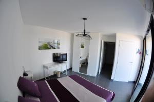 a bedroom with a purple bed in a room at Appartement de 4 chambres a Canet en Roussillon a 100 m de la plage avec vue sur la mer terrasse amenagee et wifi in Canet-en-Roussillon