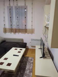 un salon avec un canapé et une table dans l'établissement Apartmani Nedeljkovic Brzece Kopaonik, à Brzeće