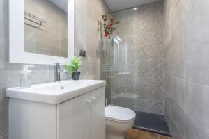 un bagno con un lavandino bianco e un water di Doña Blanca Centro Diseño Minimalista a Jerez de la Frontera