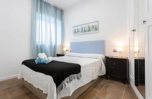 una camera da letto bianca con un letto e una finestra di Doña Blanca Centro Diseño Minimalista a Jerez de la Frontera Altre 51 foto