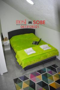 ein Schlafzimmer mit einem Bett mit einer grünen Decke in der Unterkunft Šepački Most, Banja Koviljača, Loznica in Loznica