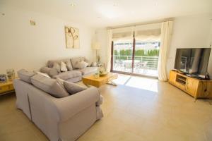 TV a/nebo společenská místnost v ubytování Soleado chalet con Piscina, WIFI y A/C + 19 fotografií