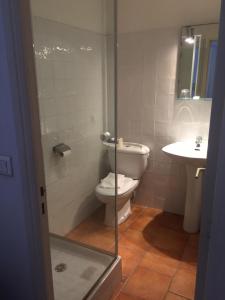 アヴィニョンにあるアンヌ ド ラ メゾン ブランシュのバスルーム(トイレ、洗面台付)