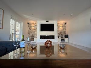 Μια τηλεόραση ή/και κέντρο ψυχαγωγίας στο Luxurious 4 bedroom home in the heart of the Cotswolds with Hot Tub!