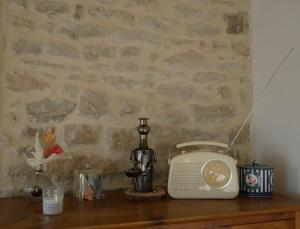 una tostadora sobre una mesa de madera en * LA CAMPAGNE AU BORD DE LA MER *, en Locoal-Mendon
