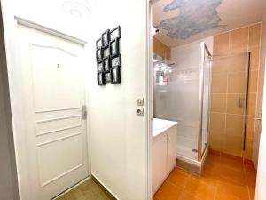 Vonios kambarys apgyvendinimo įstaigoje Chambre privée en colocation dans un appartement au centre de rillieux la pape