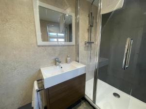 Modern & cozy 2 bed bungalow tesisinde bir banyo