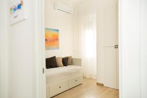 - une chambre blanche avec un lit dans l'établissement JN holiday home, à Rome
