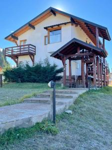 una casa con techo de madera y escalera en Loft Catedral by Base 41 en San Carlos de Bariloche