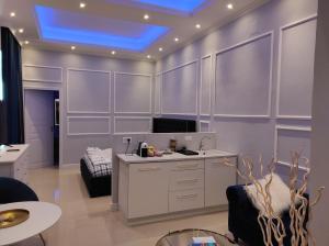 un salon avec un plafond bleu clair dans l'établissement Boutique Studio, à Alghero