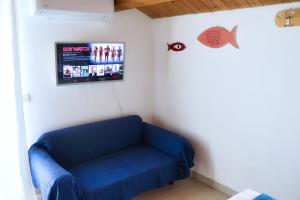 TV a/nebo společenská místnost v ubytování Saltwater con parcheggio privato