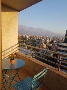 d'une table et de chaises sur un balcon avec vue. dans l'établissement Amazing View Providencia Costanera Center Parking incl, à Santiago