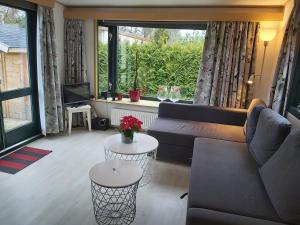 Posezení v ubytování Comfortabel en gezellig familie chalet tot 6 personen op de Veluwe Bungalowpark De Kern - All inclusive