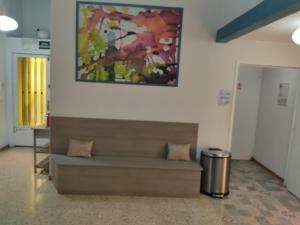 バニョラスにあるAlberg SPRINTの壁画のある部屋のソファ