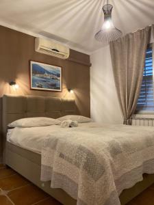 1 dormitorio con 1 cama con manta y ventana en Apartments Oliva, en Poreč