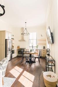 a kitchen and dining room with a table and chairs at Guesthouse Charleston EAST 46 E in Charleston