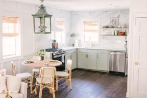 Kuchyň nebo kuchyňský kout v ubytování Guesthouse Charleston EAST 42 D + 15 fotografií