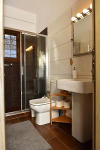 A bathroom at Pefkofyto Mountain Retreat