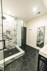 a bathroom with a shower and a glass shower stall at Guesthouse Charleston EAST 46 F in Charleston