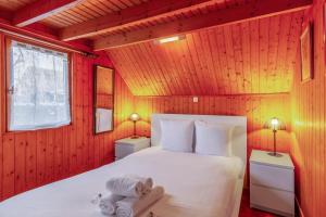1 dormitorio con 1 cama con toallas en Calm chalet close to Cabourg center - Welkeys, en Cabourg