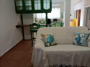 A seating area at Habitación matrimonial en un bajo baño compartido Areas compartidas