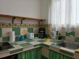 A kitchen or kitchenette at Habitación matrimonial en un bajo baño compartido Areas compartidas