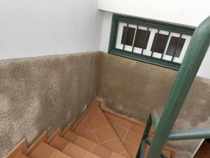 Kép Habitación matrimonial en un bajo baño compartido Areas compartidas szállásáról Abadesben a galériában