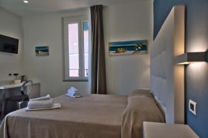 a room with a bed with a window and a table at Villino Wanda in Monterosso al Mare