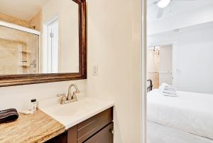 a bathroom with a sink and a mirror at Guesthouse Charleston SOUTH 105 A in Charleston