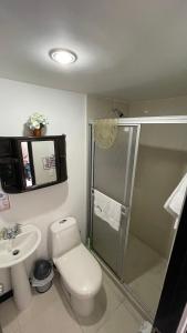 a bathroom with a toilet and a shower and a sink at Guaduales del café a 403 in Montenegro