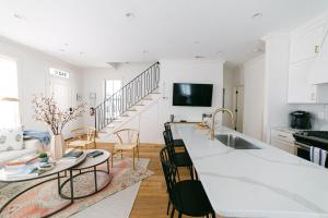 Η κουζίνα ή μικρή κουζίνα στο Guesthouse Charleston WEST 242 B and C