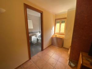 um quarto vazio com um espelho e uma cozinha em Cals Piris Casa Rural em Cabacés