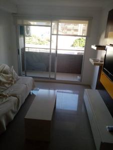 Sala de estar con cama y mesa de centro en Moderno Apartamento en la Península, en Punta del Este