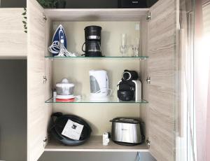 Все необхідне для приготування чаю та кави в Luxury EL BRILLANTE Apartament