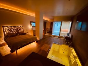 1 dormitorio con 1 cama y baño con bañera en Le Rêve d'une Nuit, en Bitche