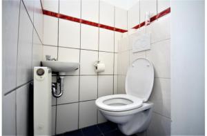 een badkamer met een toilet en een wastafel bij Modern flat with 2 rooms, close to Schönbrunn in Wenen