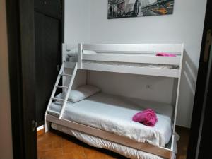 Łóżko lub łóżka w pokoju w obiekcie Casa Sevilla Nervión-Centro