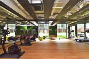 - une salle de sport avec beaucoup de tapis de course et d'équipements d'exercice dans l'établissement Apartament Active Mercure, à Lublin