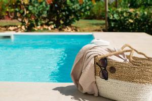 Piscina a Suites Anagani o a prop
