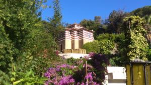 蒙希克蒙希克度假屋的花园中种满鲜花的房子