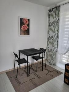 czarny stół i 2 krzesła w pokoju w obiekcie Apartament Zorzy przy Instytucie Kardiologii Anin w Warszawie