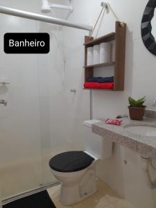 uma casa de banho com um WC e um lavatório em Apto Aconchegante na Praia Coroa Vermelha em Santa Cruz Cabrália
